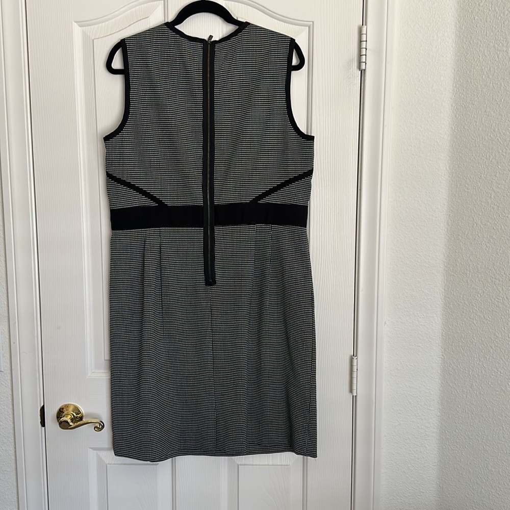 Black and white career dress - Picture 3 of 7